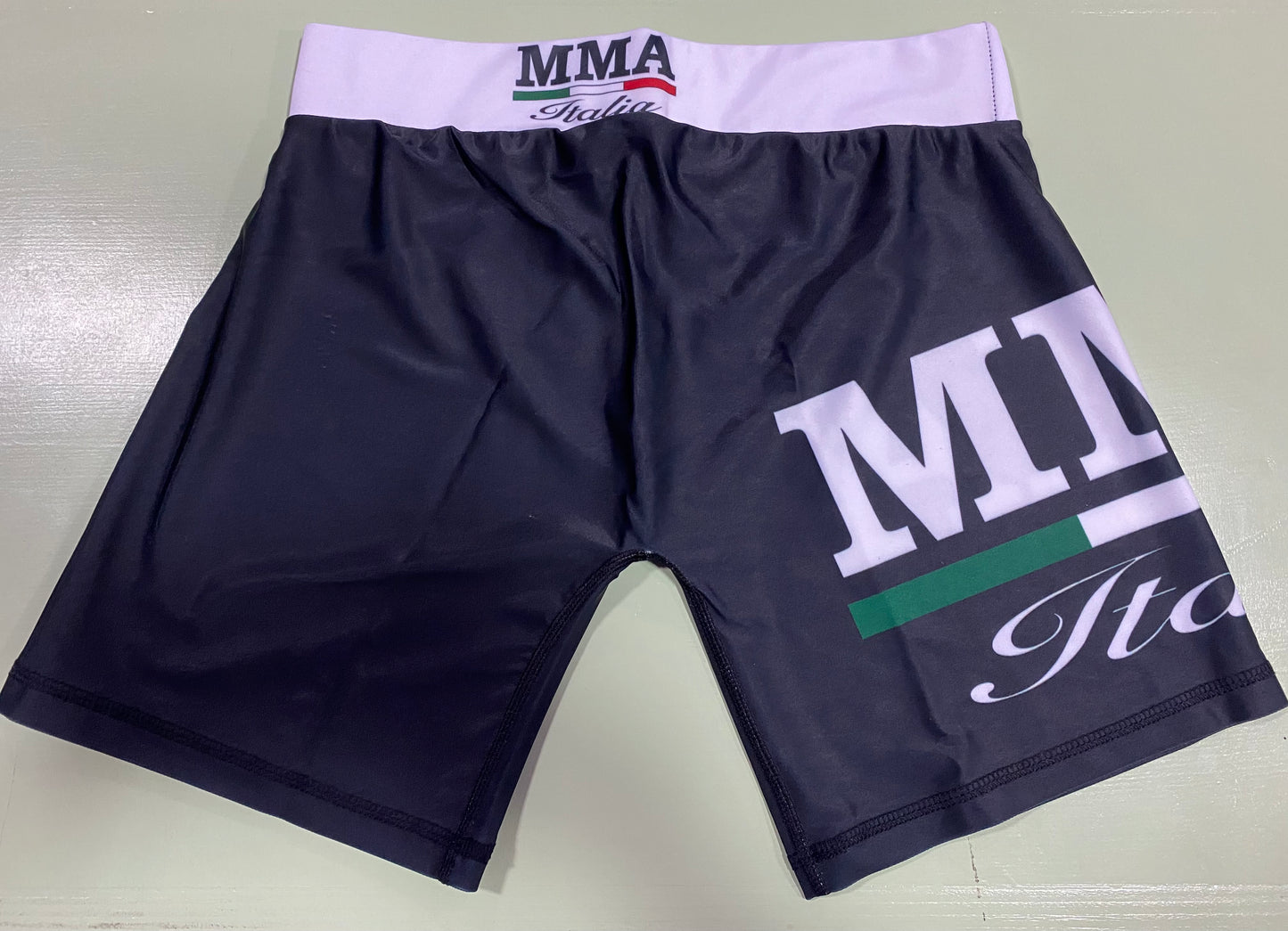 rashguard pantalone corto nero dietro